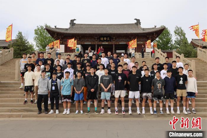 比賽結(jié)束后，兩岸學生參訪高平炎帝陵?！≈鬓k方供圖