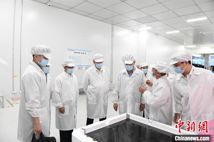 圖為蔡達(dá)峰一行在惠科電子(北海)科技產(chǎn)業(yè)園調(diào)研。　林浩 攝