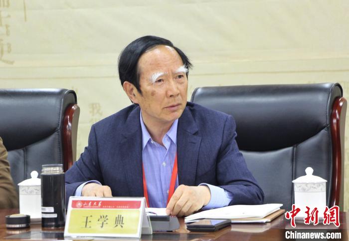 山東大學(xué)儒學(xué)高等研究院執(zhí)行院長、《文史哲》雜志主編王學(xué)典主持首場主題發(fā)言?！≮w曉 攝