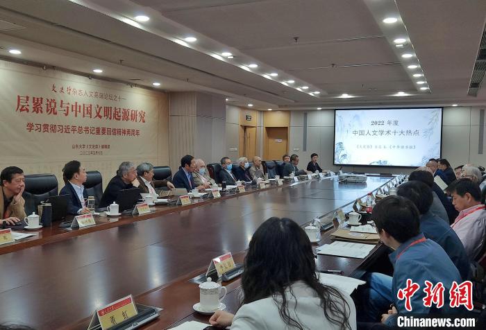 2022年度“中國人文學(xué)術(shù)十大熱點”在現(xiàn)場發(fā)布?！≮w曉 攝