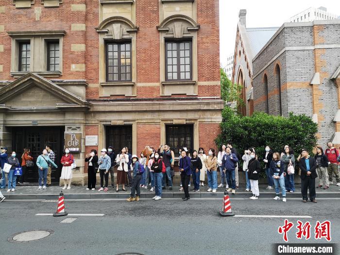 新階層人士走讀“外灘源”?！》队畋?攝