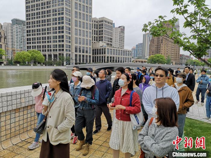 新階層人士走讀黃浦蘇州河沿岸?！》队畋?攝