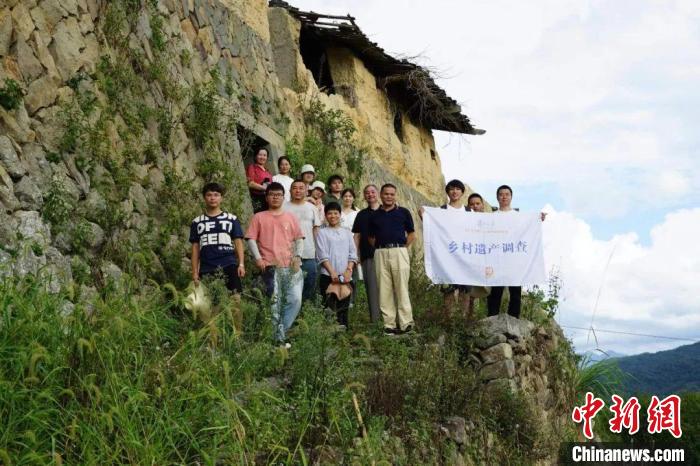 杜曉帆與該中心教師團(tuán)隊調(diào)研足跡遍布全中國各省市800多個城鄉(xiāng)聚落、文化景觀等?！?fù)旦大學(xué)國土與文化資源研究中心供圖