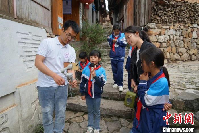 杜曉帆與該中心教師團(tuán)隊積極探索文化遺產(chǎn)方法論，深耕鄉(xiāng)村遺產(chǎn)領(lǐng)域?！?fù)旦大學(xué)國土與文化資源研究中心供圖