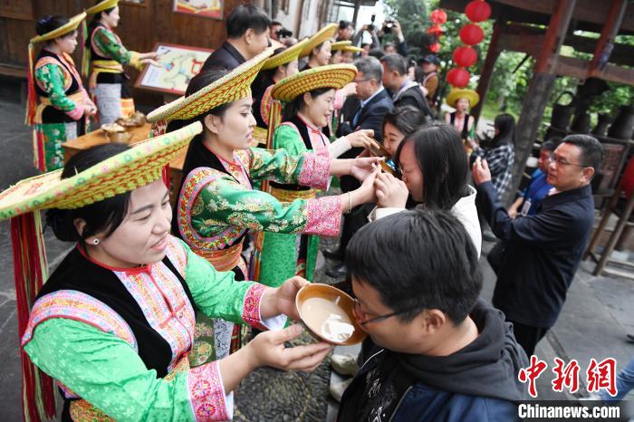 楓香瑤寨村民用攔門酒熱情迎接客人?！钊A峰 攝
