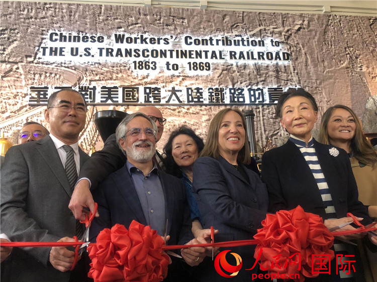 圖為（從右到左）方李邦琴、加州副州長康依蓮、舊金山市議長佩斯金、中國駐舊金山副總領(lǐng)事潘慶江在剪彩。人民網(wǎng)記者 鄧圩攝