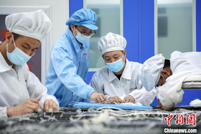 中國電科研究人員開展半剛性太陽電池陣相關(guān)研究測試?！≈袊娍?供圖