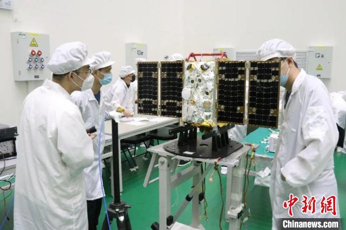 圖為大連1號(hào)—連理衛(wèi)星試驗(yàn)中。　大連理工大學(xué)供圖
