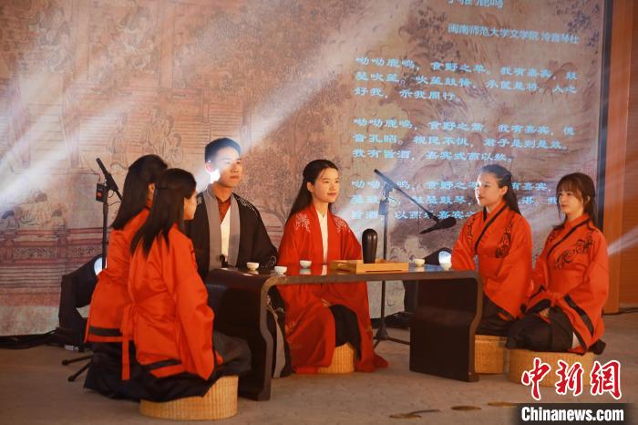 2023年閩南詩歌節(jié)開幕式暨詩歌朗誦會現(xiàn)場。　閩南師范大學供圖