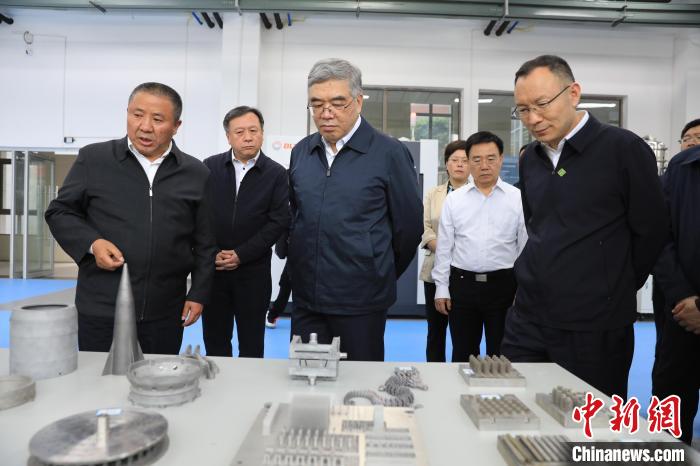 民進(jìn)中央常務(wù)副主席朱永新率調(diào)研組赴四川開展重點(diǎn)考察調(diào)研。圖為在四川工程職業(yè)技術(shù)學(xué)院考察調(diào)研。　民進(jìn)中央供圖