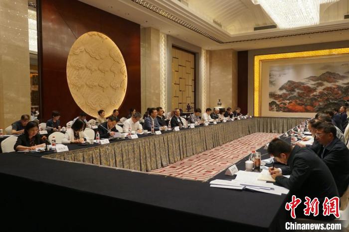 民進(jìn)中央主席蔡達(dá)峰近日率調(diào)研組赴江蘇開展重點(diǎn)考察調(diào)研。圖為在調(diào)研座談會現(xiàn)場?！∶襁M(jìn)中央供圖