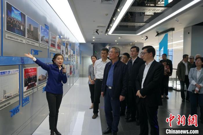 民進(jìn)中央主席蔡達(dá)峰近日率調(diào)研組赴江蘇開展重點(diǎn)考察調(diào)研。圖為在江陰實(shí)地考察雙良集團(tuán)有限公司?！O權(quán) 攝