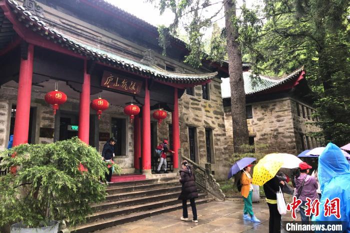 圖為在廬山抗戰(zhàn)博物館外，有不少等待參觀的游客。　吳鵬泉 攝