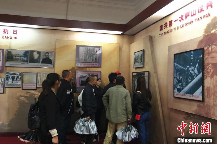圖為游客在廬山抗戰(zhàn)博物館內(nèi)參觀?！蛆i泉 攝