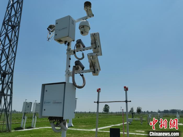 壽縣國家氣候觀象臺(tái)內(nèi)各種觀測(cè)設(shè)備?！侨?攝