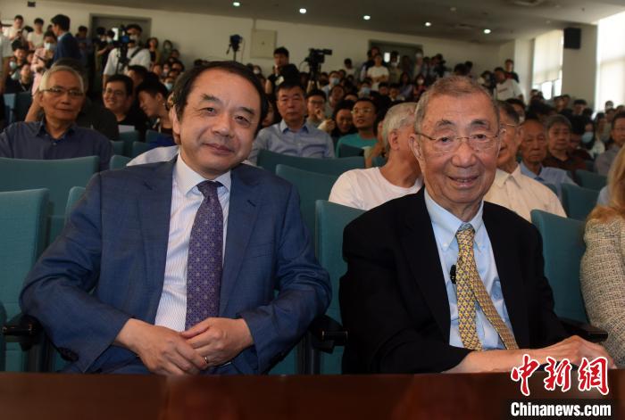 高能論壇開始前，丁肇中先生(右)與主持論壇的中科院高能所所長王貽芳院士合影?！?lt;a target='_blank' href='/'><p  align=