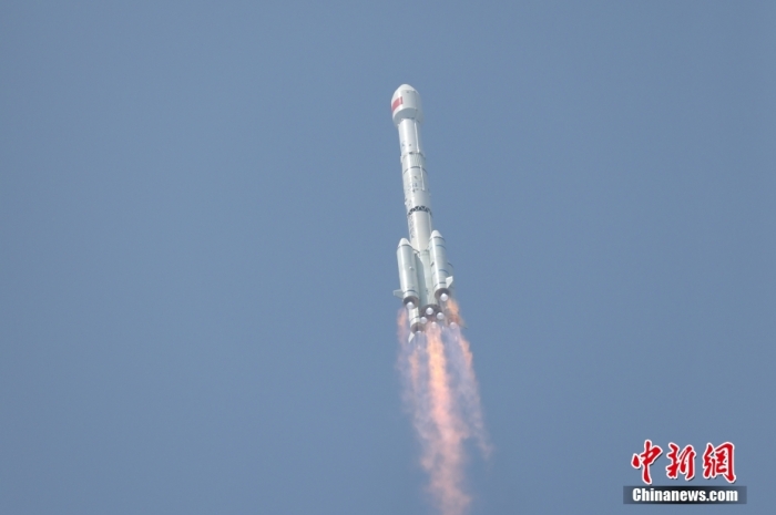 5月17日10時49分，我國在西昌衛(wèi)星發(fā)射中心用長征三號乙運載火箭，成功發(fā)射第五十六顆北斗導航衛(wèi)星。該衛(wèi)星屬地球靜止軌道衛(wèi)星，是我國北斗三號工程的首顆備份衛(wèi)星。入軌并完成在軌測試后，將接入北斗衛(wèi)星導航系統(tǒng)。此次發(fā)射是北斗三號工程高密度組網(wǎng)之后，時隔3年的首發(fā)任務(wù)。朱磊 攝