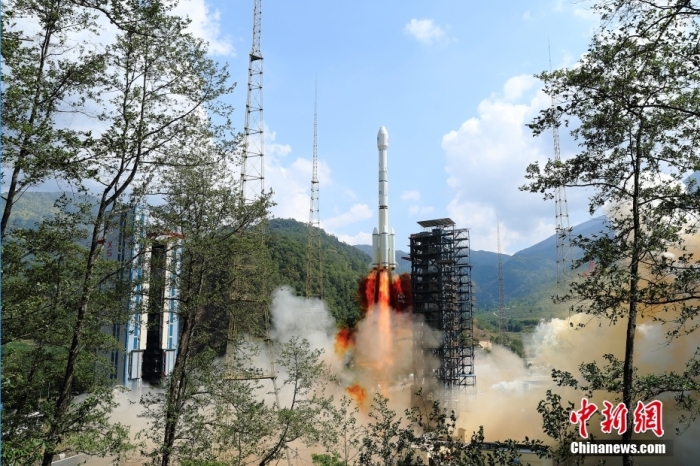 5月17日10時49分，我國在西昌衛(wèi)星發(fā)射中心用長征三號乙運載火箭，成功發(fā)射第五十六顆北斗導航衛(wèi)星。該衛(wèi)星屬地球靜止軌道衛(wèi)星，是我國北斗三號工程的首顆備份衛(wèi)星。入軌并完成在軌測試后，將接入北斗衛(wèi)星導航系統(tǒng)。此次發(fā)射是北斗三號工程高密度組網(wǎng)之后，時隔3年的首發(fā)任務(wù)。楊志遠 攝
