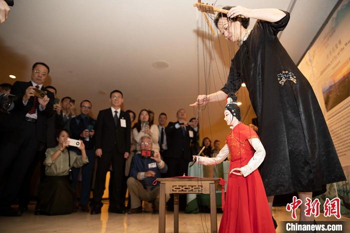 當(dāng)?shù)貢r(shí)間5月19日，中國(guó)常駐聯(lián)合國(guó)代表團(tuán)、中國(guó)文化和旅游部、泉州市人民政府在紐約聯(lián)合國(guó)總部聯(lián)合舉辦“茶和天下·雅集”主題展覽和招待會(huì)。圖為展覽表演泉州提線木偶寫(xiě)書(shū)法。 <a target='_blank' href='/' _fcksavedurl='/'><p  align=