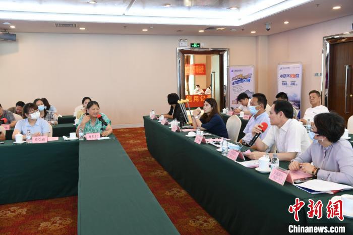 圖為中國銀行廣西分行代表在回應(yīng)桂林歸義生態(tài)農(nóng)業(yè)有限公司總經(jīng)理夏月紅的貸款需求?！∈Y雪林 攝