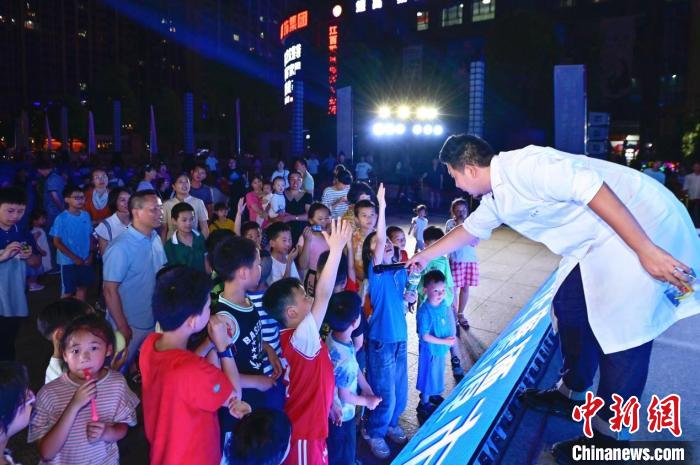 2023年鷹潭市“好奇心”科普節(jié)吸引了不少孩子踴躍參與?！≈鬓k方 供圖