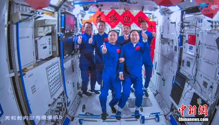 圖為神舟十五號(hào)航天員乘組與神舟十六號(hào)航天員乘組“全家福”。中國(guó)載人航天工程辦公室 供圖