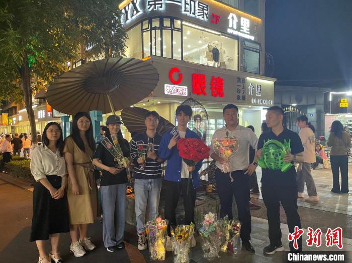 在東陽橫店，宣講團(tuán)導(dǎo)師、成員與橫店演員(右三)合影?！?東陽市融媒體中心 供圖