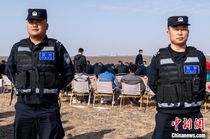 圖為承擔(dān)神舟十六號載人飛船安保任務(wù)的移民管理警察?！∨ｖ?攝