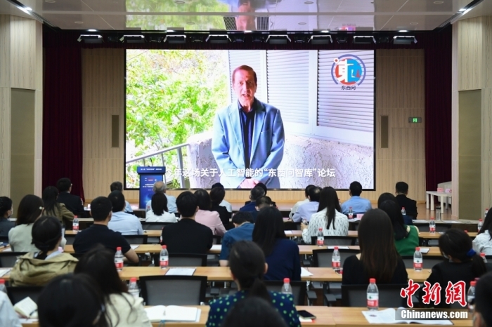 5月30日，<a target='_blank' href='/'>中新社</a>第二屆“東西問智庫”主題論壇在北京舉行，多位中外專家圍繞“AI革命與文明進(jìn)化”展開討論。圖為美國加州理工學(xué)院電氣工程和計算機科學(xué)教授、人工智能專家亞瑟·阿布-穆斯塔法通過視頻在論壇上作主旨演講。<a target='_blank' href='/'>中新社</a>記者 田雨昊 攝