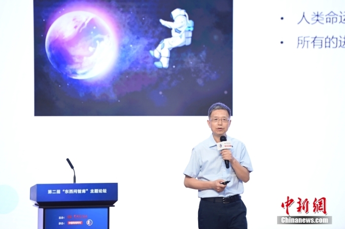 5月30日，<a target='_blank' href='/'>中新社</a>第二屆“東西問智庫”主題論壇在北京舉行，多位中外專家圍繞“AI革命與文明進(jìn)化”展開討論。圖為北京大學(xué)新聞與傳播學(xué)院教授胡泳在論壇上作主旨演講。<a target='_blank' href='/'>中新社</a>記者 田雨昊 攝