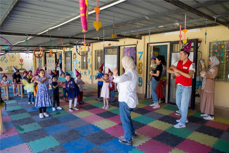圖為中埃青年志愿者在埃及新開羅幼兒園開展“志愿服務(wù)伴成長，中埃攜手慶六一”活動。中建埃及分公司供圖