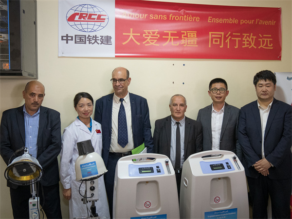 中國鐵建阿爾及利亞公司向當?shù)蒯t(yī)院捐贈醫(yī)療物資。鐵建國際供圖