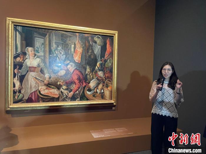 當(dāng)?shù)貢r(shí)間6月1日，韓國國立中央博物館講解員在向游客講解畫作?！∪f佳欣 攝