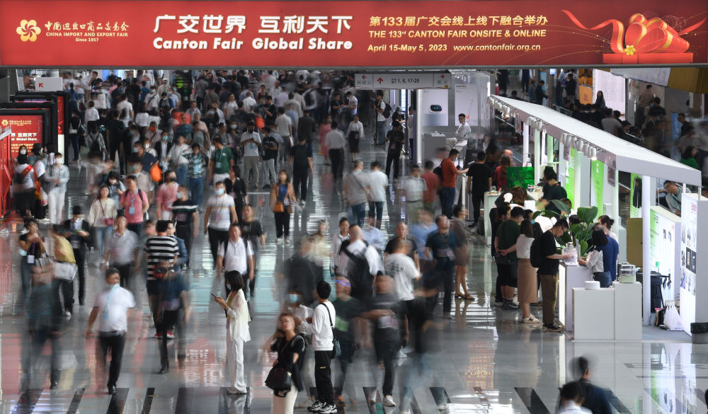 這是4月15日拍攝的廣交會現(xiàn)場。第133屆中國進出口商品交易會（廣交會）全面恢復線下展，吸引220多個國家和地區(qū)的數(shù)十萬采購商報名參會。新華社記者 鄧華 攝
