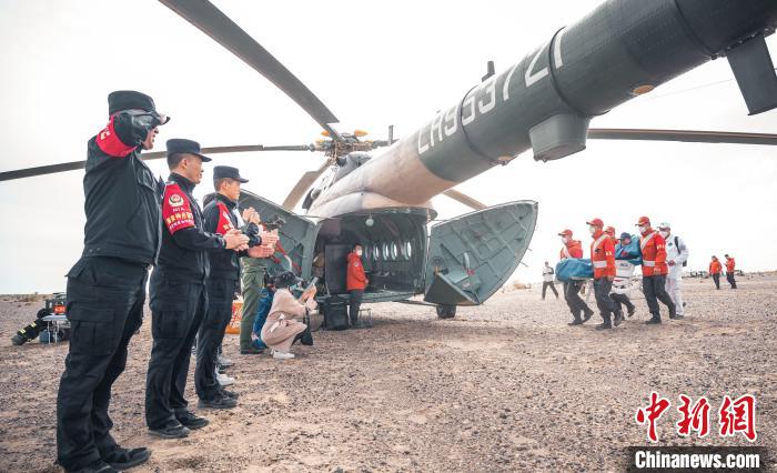 圖為阿拉善邊境管理支隊民警目送航天員登機離開?！缇?攝
