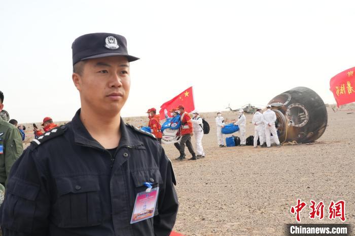 圖為阿拉善邊境管理支隊民警在著陸場開展安保工作?！埥?攝