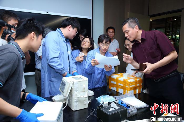 科研人員清點(diǎn)、查看隨神舟十五號返回地面的空間科學(xué)實(shí)驗(yàn)樣品?！≈锌圃嚎臻g應(yīng)用中心 供圖
