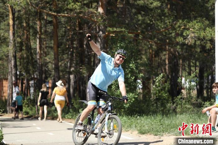 當(dāng)?shù)貢r(shí)間4日，哈外交部副部長(zhǎng)羅曼·瓦西連科在騎行活動(dòng)中。　亞信秘書處供圖