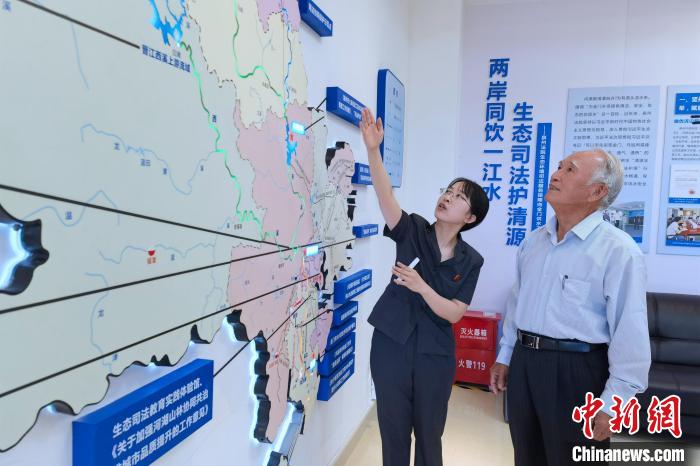 金門同胞參觀金門供水水源生態(tài)司法保護(hù)基地?！O虹 攝