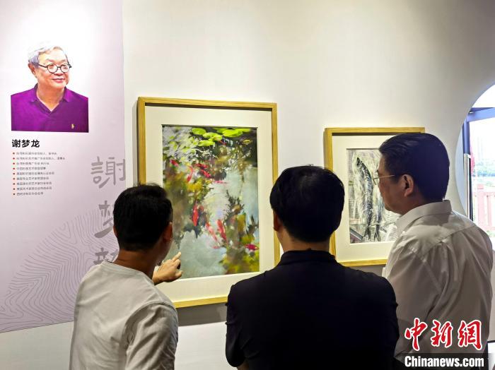 “求同存藝——海峽兩岸藝術(shù)家畫展”展出百余幅兩岸藝術(shù)家畫作?！「毒窜?攝