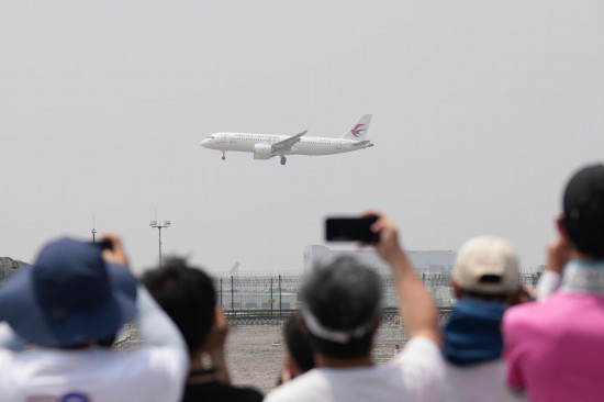 5月28日，C919首個(gè)商業(yè)航班東航MU9191飛抵北京首都國際機(jī)場。新華社記者鞠煥宗攝