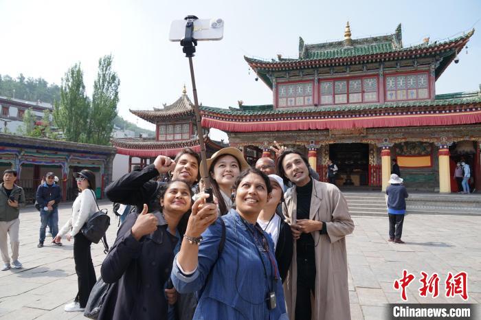 圖為外國記者在塔爾寺合影。　馬銘言 攝