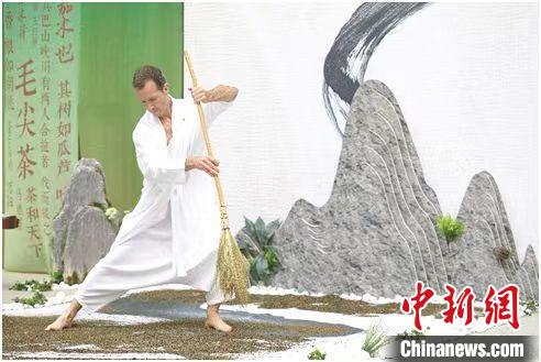 圖為《信陽毛尖·茶舞》沉浸式藝術(shù)表演?！⌒抨柺形麄鞑抗﹫D
