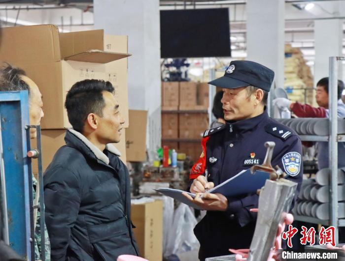 3月30日，大興派出所民警來到轄區(qū)中小企業(yè)，開展“為民為企為項目”走訪活動?！『戏示焦﹫D