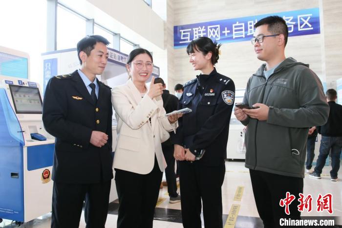 4月10日，安徽合肥，一家運輸企業(yè)負(fù)責(zé)人在工作人員的指導(dǎo)下，使用小程序辦理車管業(yè)務(wù)?！『戏示焦﹫D