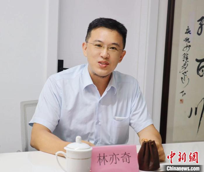 臺(tái)灣創(chuàng)新聯(lián)合建筑協(xié)會(huì)理事長(zhǎng)林亦奇講述設(shè)立驛站愿景?！窃式?攝