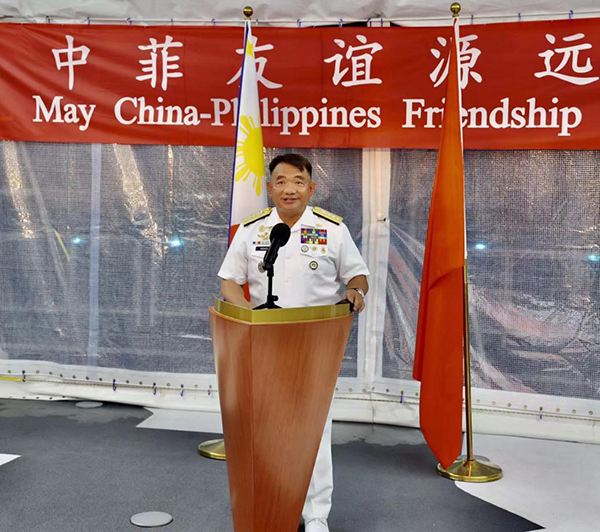 菲海軍司令阿達(dá)奇代表菲馬科斯總統(tǒng)歡迎“戚繼光”艦到訪。中國駐菲律賓大使館供圖