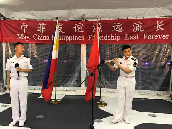 艦上官兵表演歌舞、民樂、武術(shù)等節(jié)目。中國駐菲律賓大使館供圖