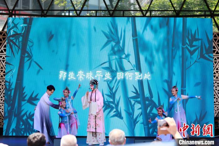 開幕式上舞臺展演之一《水舞昆韻》。