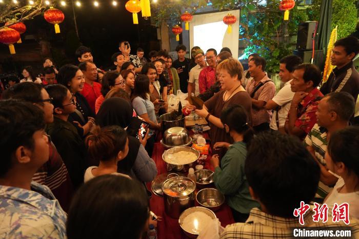 現(xiàn)場包粽子教學(xué)。陶暹光攝